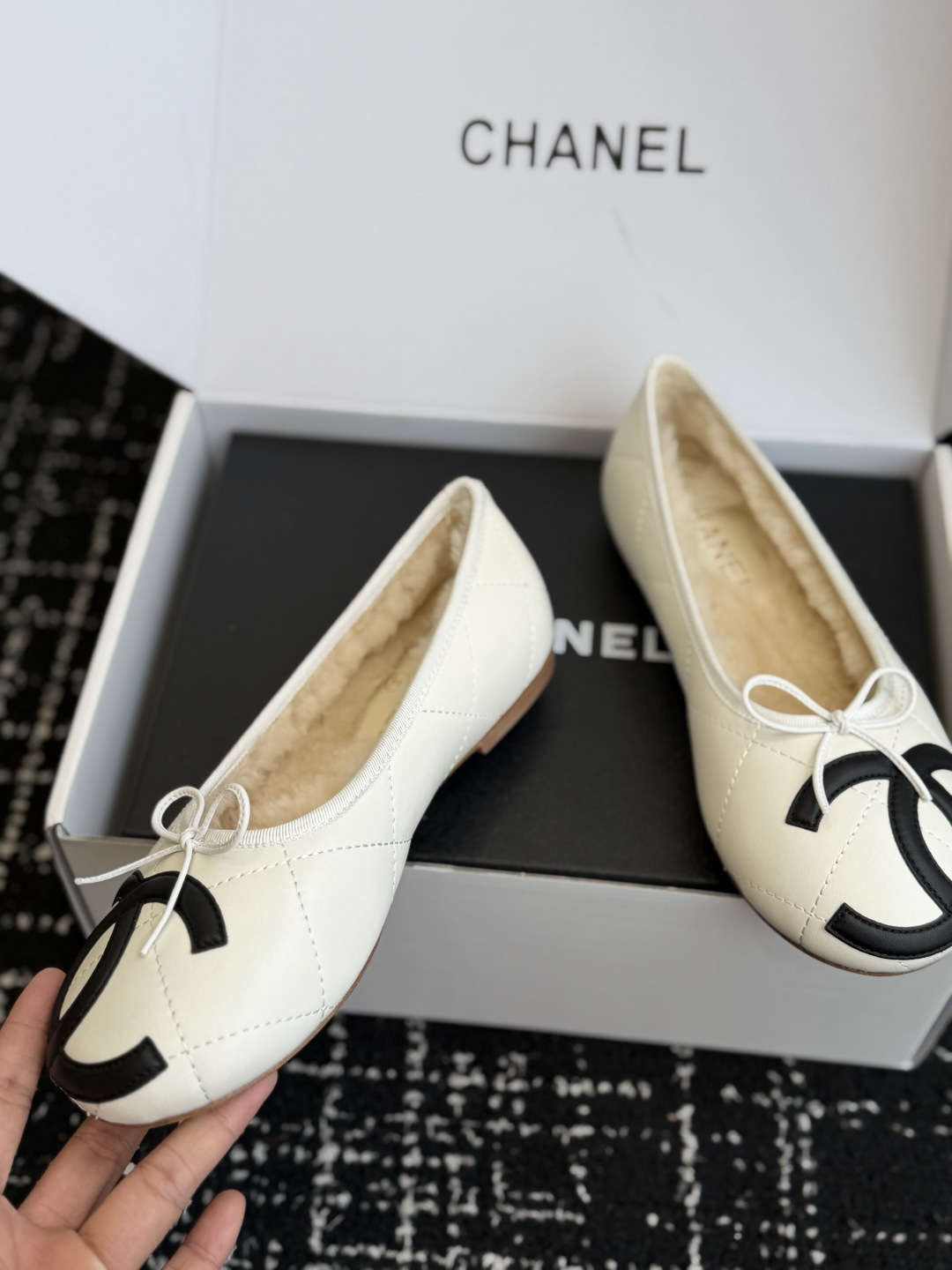 代购级 CHANEL香奈儿秋冬加绒芭蕾平底鞋✨ 鞋面采用细腻柔软羊皮材质,自带柔和光泽,触感顺滑不易折;内里铺满厚实羊羔 代购级 CHANEL香奈儿秋冬加绒芭蕾平底鞋✨ 鞋面采用细腻柔软羊皮材质,自带柔和光泽,触感顺滑不易折;内里铺满厚实羊羔