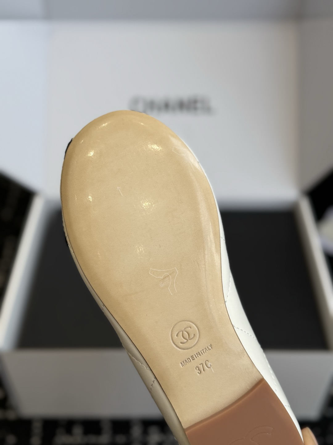 代购级 CHANEL香奈儿秋冬加绒芭蕾平底鞋✨ 鞋面采用细腻柔软羊皮材质,自带柔和光泽,触感顺滑不易折;内里铺满厚实羊羔 代购级 CHANEL香奈儿秋冬加绒芭蕾平底鞋✨ 鞋面采用细腻柔软羊皮材质,自带柔和光泽,触感顺滑不易折;内里铺满厚实羊羔