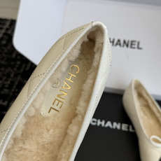 代购级 CHANEL香奈儿秋冬加绒芭蕾平底鞋✨ 鞋面采用细腻柔软羊皮材质,自带柔和光泽,触感顺滑不易折;内里铺满厚实羊羔 代购级 CHANEL香奈儿秋冬加绒芭蕾平底鞋✨ 鞋面采用细腻柔软羊皮材质,自带柔和光泽,触感顺滑不易折;内里铺满厚实羊羔