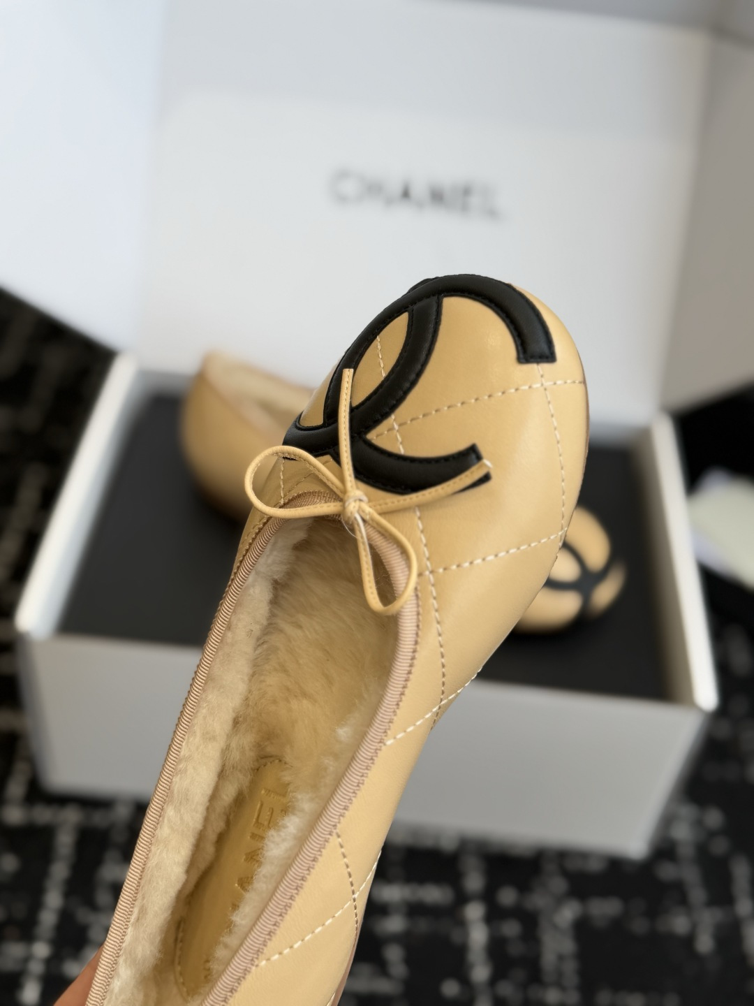 代购级 CHANEL香奈儿秋冬加绒芭蕾平底鞋✨ 鞋面采用细腻柔软羊皮材质,自带柔和光泽,触感顺滑不易折;内里铺满厚实羊羔 代购级 CHANEL香奈儿秋冬加绒芭蕾平底鞋✨ 鞋面采用细腻柔软羊皮材质,自带柔和光泽,触感顺滑不易折;内里铺满厚实羊羔