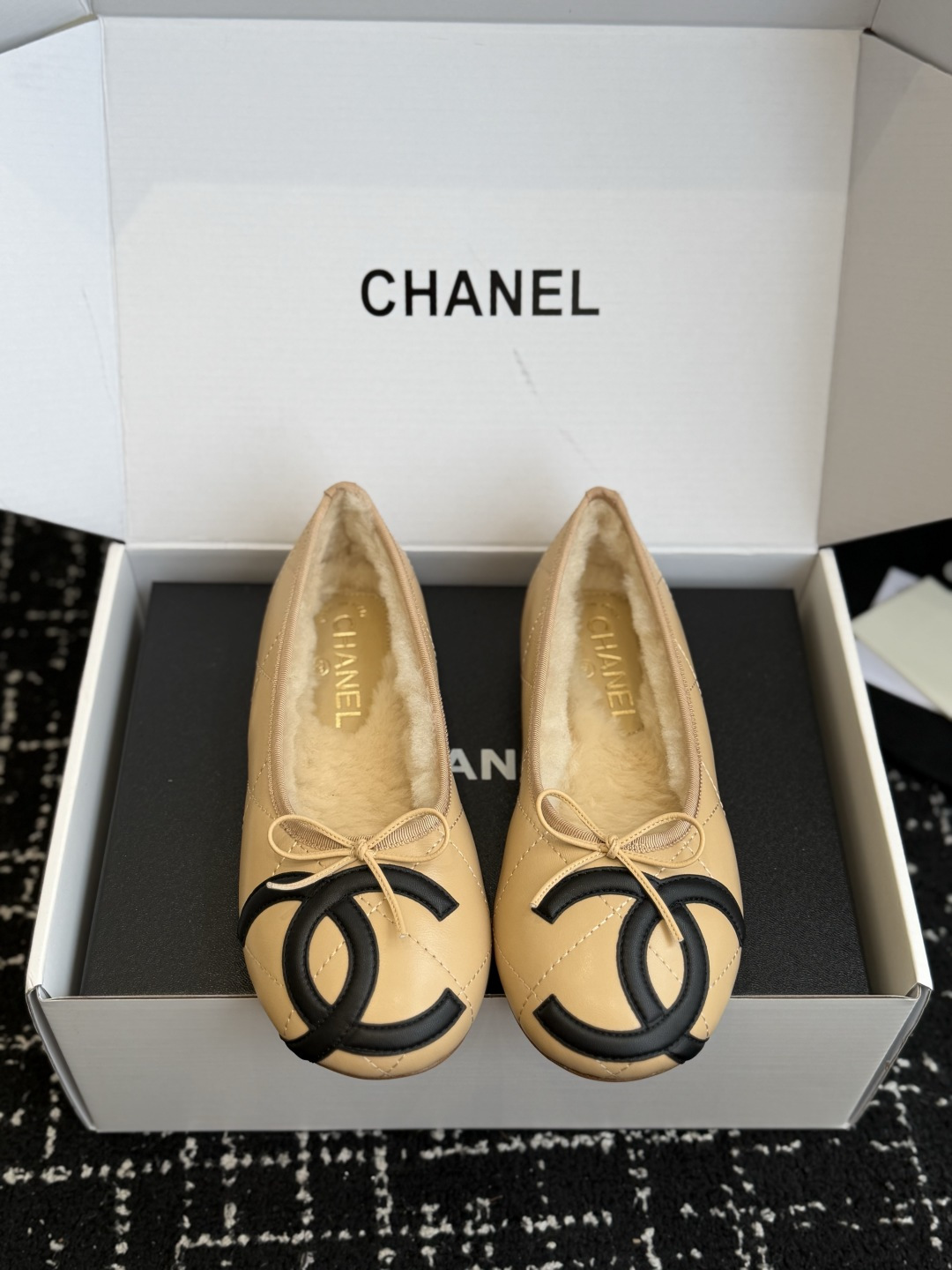 代购级 CHANEL香奈儿秋冬加绒芭蕾平底鞋✨ 鞋面采用细腻柔软羊皮材质,自带柔和光泽,触感顺滑不易折;内里铺满厚实羊羔 代购级 CHANEL香奈儿秋冬加绒芭蕾平底鞋✨ 鞋面采用细腻柔软羊皮材质,自带柔和光泽,触感顺滑不易折;内里铺满厚实羊羔