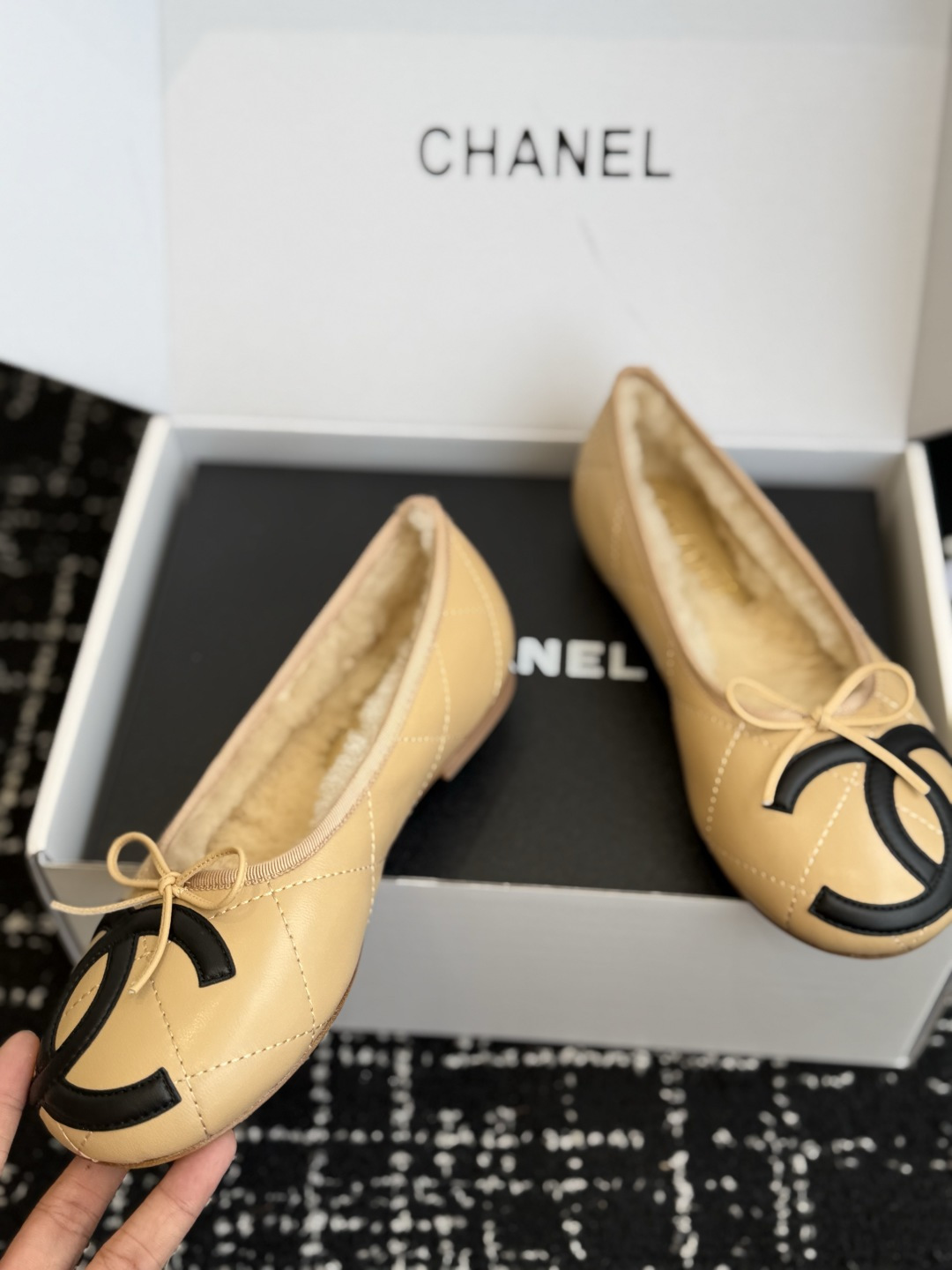 代购级 CHANEL香奈儿秋冬加绒芭蕾平底鞋✨ 鞋面采用细腻柔软羊皮材质,自带柔和光泽,触感顺滑不易折;内里铺满厚实羊羔 代购级 CHANEL香奈儿秋冬加绒芭蕾平底鞋✨ 鞋面采用细腻柔软羊皮材质,自带柔和光泽,触感顺滑不易折;内里铺满厚实羊羔