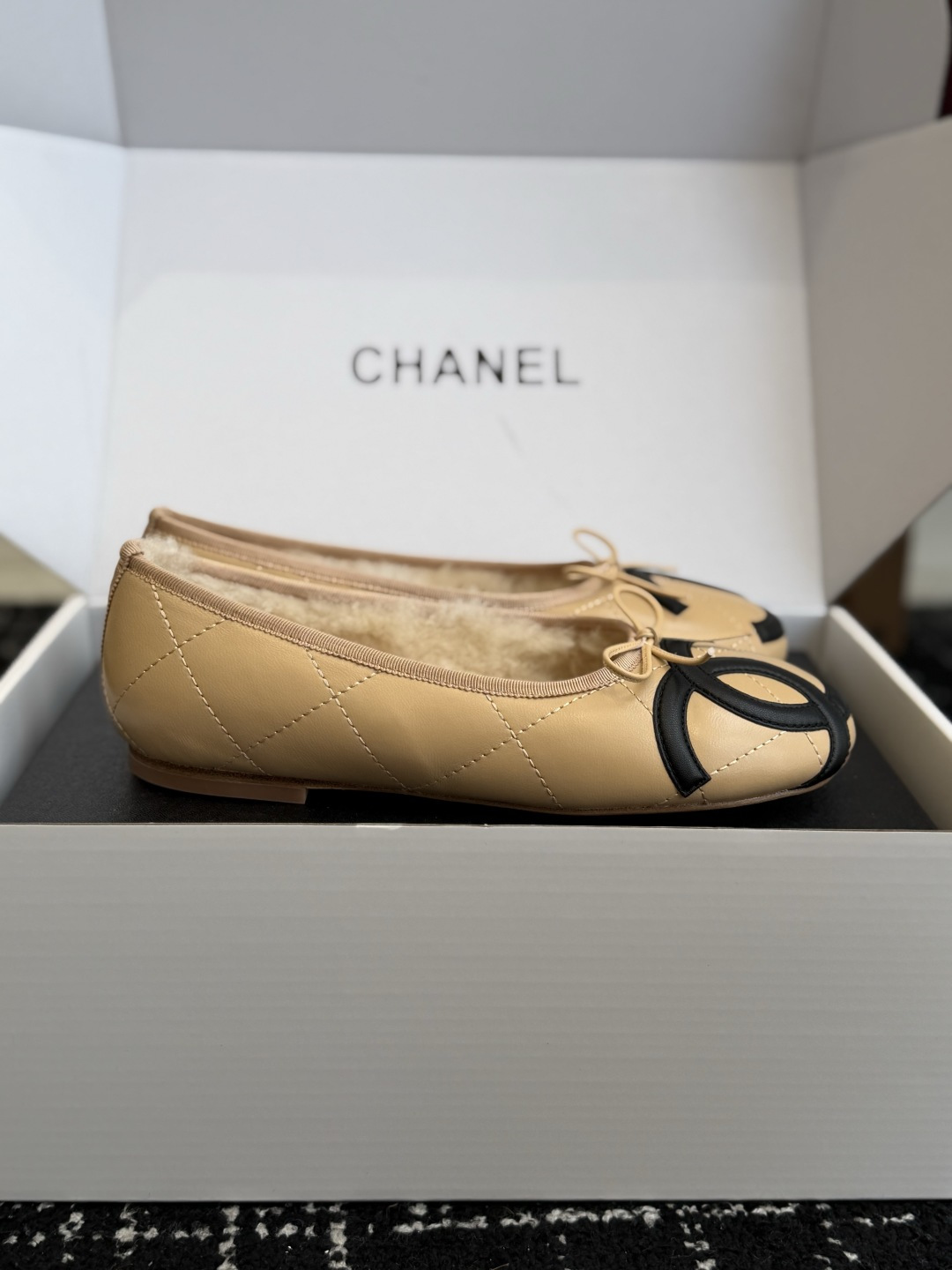 代购级 CHANEL香奈儿秋冬加绒芭蕾平底鞋✨ 鞋面采用细腻柔软羊皮材质,自带柔和光泽,触感顺滑不易折;内里铺满厚实羊羔 代购级 CHANEL香奈儿秋冬加绒芭蕾平底鞋✨ 鞋面采用细腻柔软羊皮材质,自带柔和光泽,触感顺滑不易折;内里铺满厚实羊羔