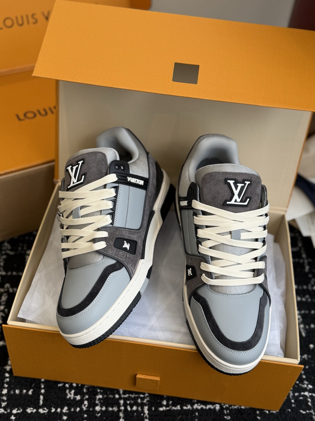 东莞代购级 LOUIS VUITTON Trainer lv休闲鞋皮革 圆头系带 字母签名 低帮 板鞋 鸳鸯 男女同款 东莞代购级 LOUIS VUITTON Trainer lv休闲鞋皮革 圆头系带 字母签名 低帮 板鞋 鸳鸯 男女同款