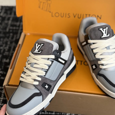 东莞代购级 LOUIS VUITTON Trainer lv休闲鞋皮革 圆头系带 字母签名 低帮 板鞋 鸳鸯 男女同款 东莞代购级 LOUIS VUITTON Trainer lv休闲鞋皮革 圆头系带 字母签名 低帮 板鞋 鸳鸯 男女同款