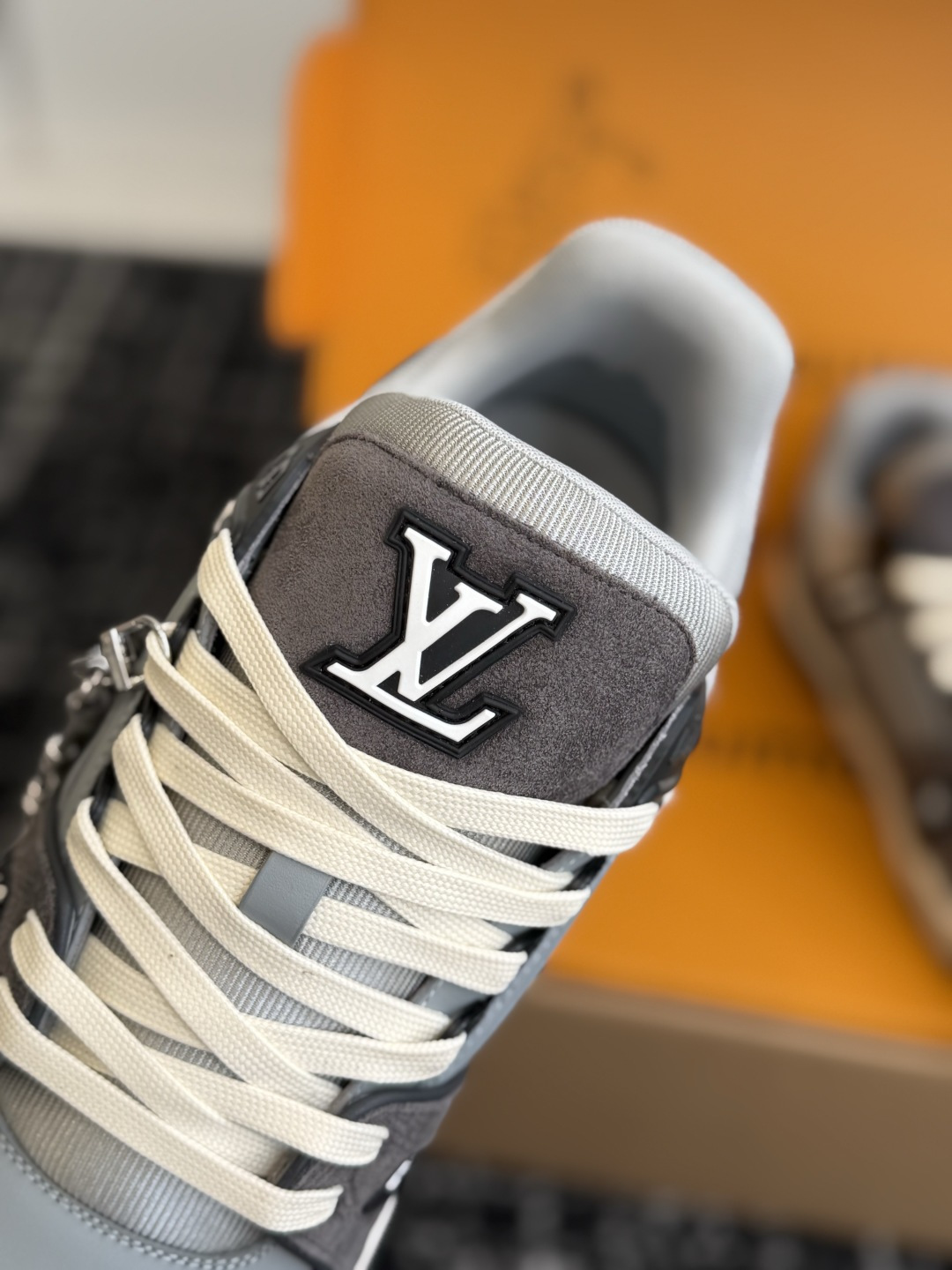 东莞代购级 LOUIS VUITTON Trainer lv休闲鞋皮革 圆头系带 字母签名 低帮 板鞋 鸳鸯 男女同款 东莞代购级 LOUIS VUITTON Trainer lv休闲鞋皮革 圆头系带 字母签名 低帮 板鞋 鸳鸯 男女同款