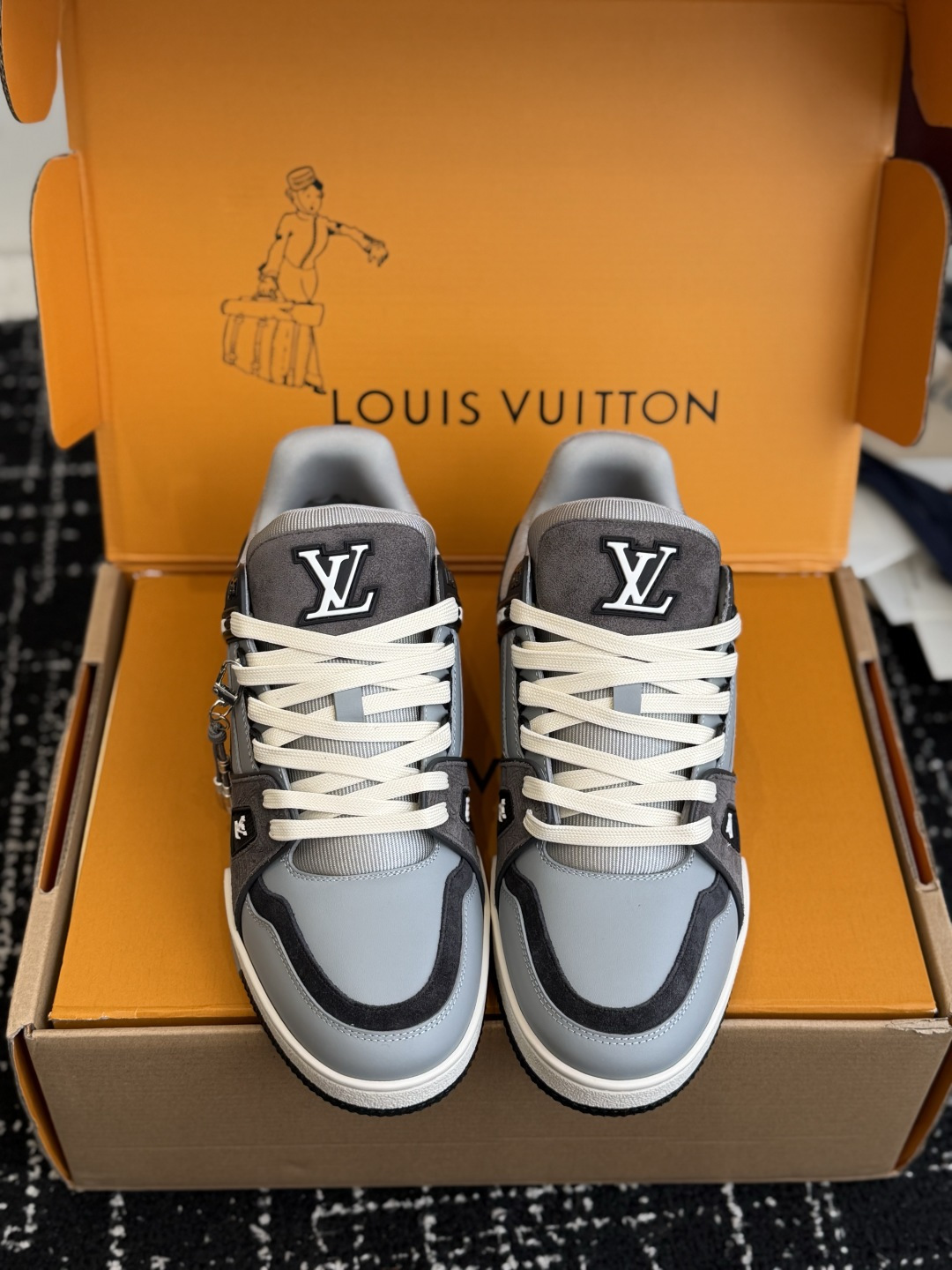 东莞代购级 LOUIS VUITTON Trainer lv休闲鞋皮革 圆头系带 字母签名 低帮 板鞋 鸳鸯 男女同款 东莞代购级 LOUIS VUITTON Trainer lv休闲鞋皮革 圆头系带 字母签名 低帮 板鞋 鸳鸯 男女同款