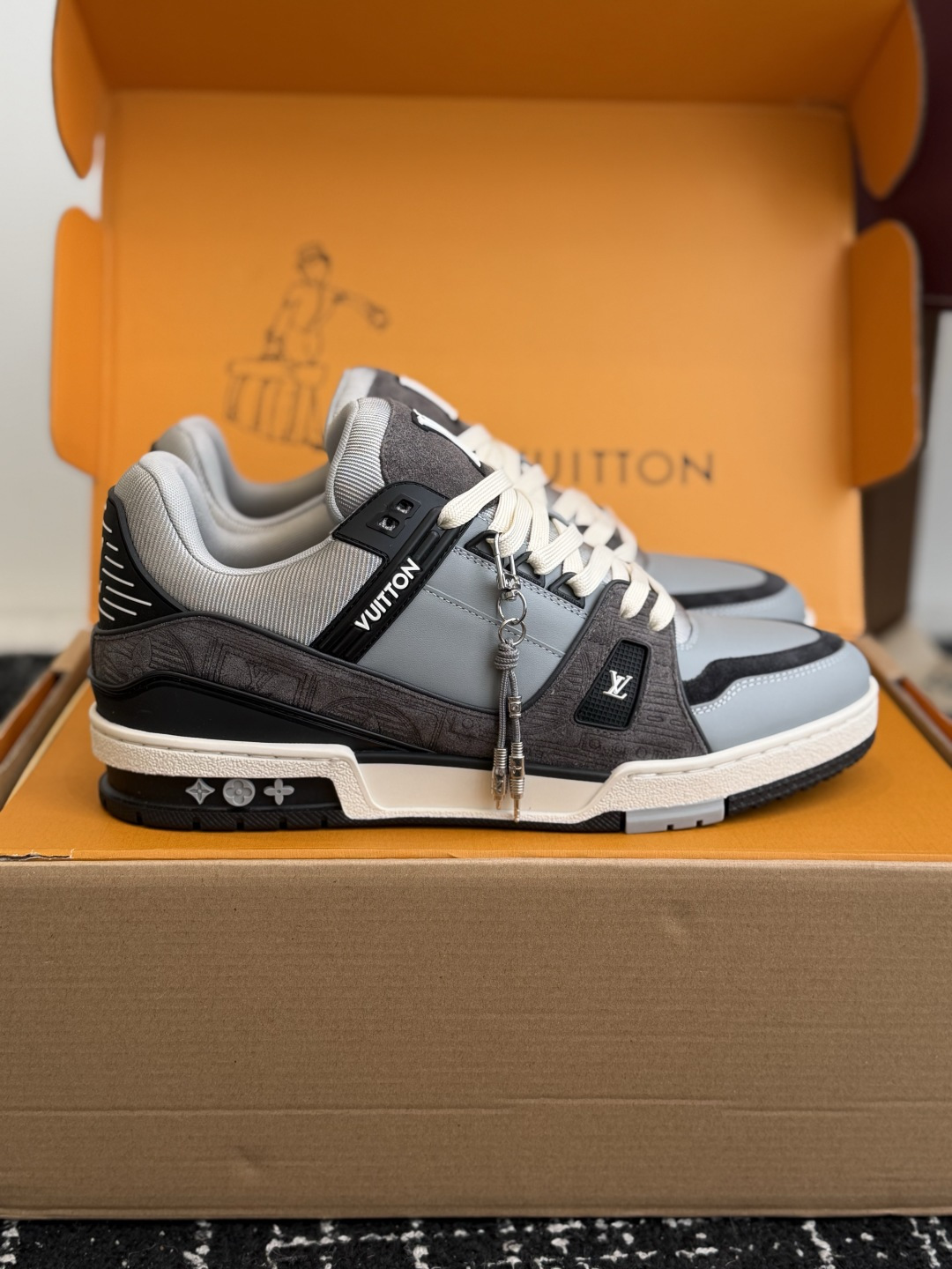 东莞代购级 LOUIS VUITTON Trainer lv休闲鞋皮革 圆头系带 字母签名 低帮 板鞋 鸳鸯 男女同款 东莞代购级 LOUIS VUITTON Trainer lv休闲鞋皮革 圆头系带 字母签名 低帮 板鞋 鸳鸯 男女同款