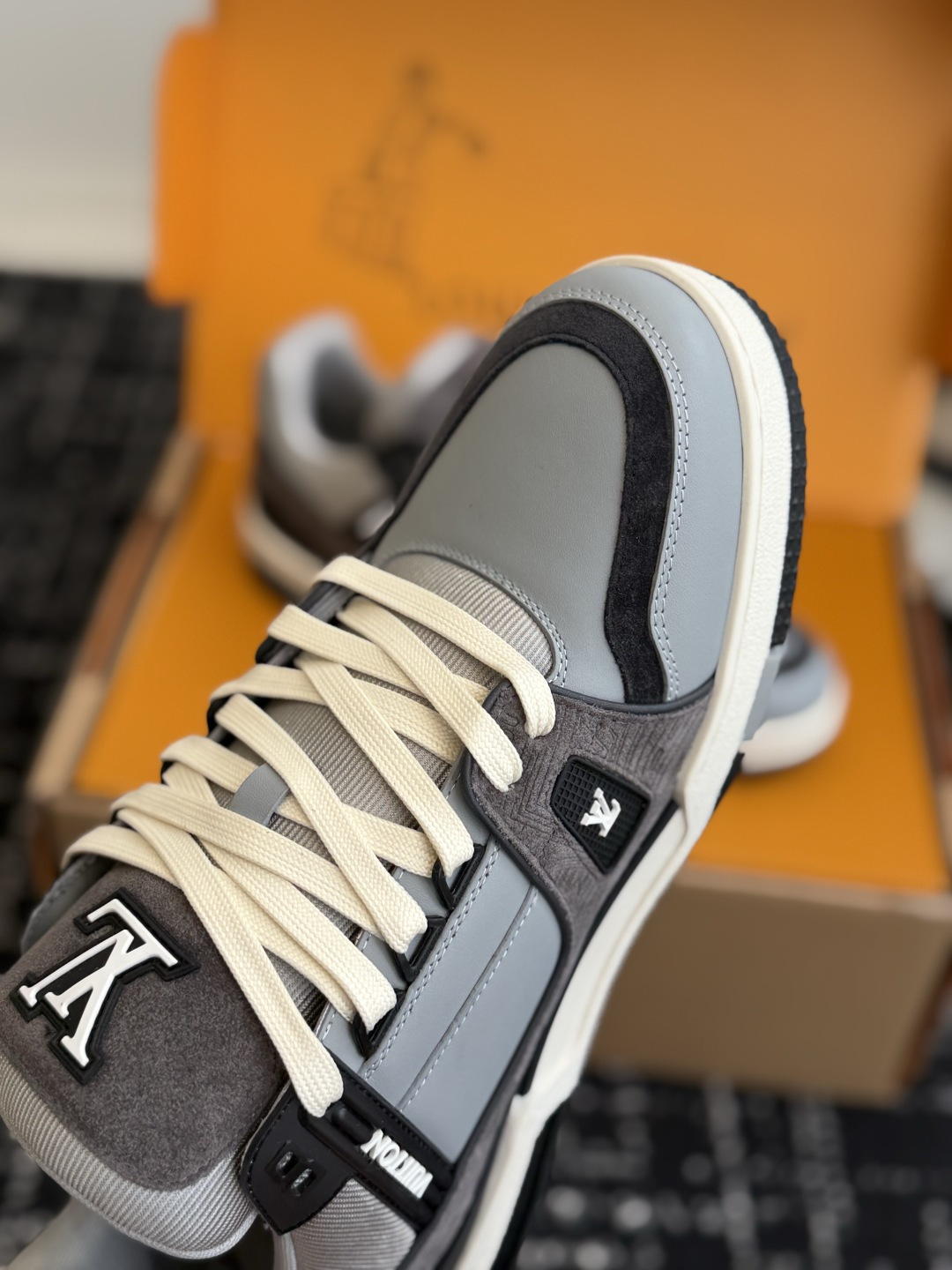 东莞代购级 LOUIS VUITTON Trainer lv休闲鞋皮革 圆头系带 字母签名 低帮 板鞋 鸳鸯 男女同款 东莞代购级 LOUIS VUITTON Trainer lv休闲鞋皮革 圆头系带 字母签名 低帮 板鞋 鸳鸯 男女同款