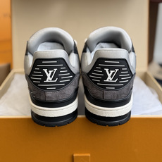 东莞代购级 LOUIS VUITTON Trainer lv休闲鞋皮革 圆头系带 字母签名 低帮 板鞋 鸳鸯 男女同款 东莞代购级 LOUIS VUITTON Trainer lv休闲鞋皮革 圆头系带 字母签名 低帮 板鞋 鸳鸯 男女同款