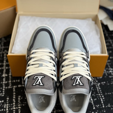 东莞代购级 LOUIS VUITTON Trainer lv休闲鞋皮革 圆头系带 字母签名 低帮 板鞋 鸳鸯 男女同款 东莞代购级 LOUIS VUITTON Trainer lv休闲鞋皮革 圆头系带 字母签名 低帮 板鞋 鸳鸯 男女同款