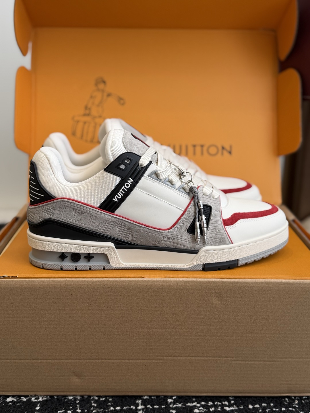 东莞代购级 LOUIS VUITTON Trainer lv休闲鞋皮革 圆头系带 字母签名 低帮 板鞋 鸳鸯 男女同款 东莞代购级 LOUIS VUITTON Trainer lv休闲鞋皮革 圆头系带 字母签名 低帮 板鞋 鸳鸯 男女同款