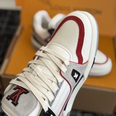 东莞代购级 LOUIS VUITTON Trainer lv休闲鞋皮革 圆头系带 字母签名 低帮 板鞋 鸳鸯 男女同款 东莞代购级 LOUIS VUITTON Trainer lv休闲鞋皮革 圆头系带 字母签名 低帮 板鞋 鸳鸯 男女同款