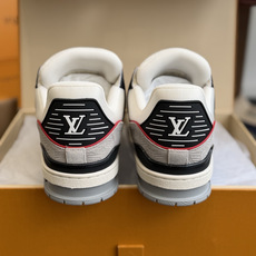 东莞代购级 LOUIS VUITTON Trainer lv休闲鞋皮革 圆头系带 字母签名 低帮 板鞋 鸳鸯 男女同款 东莞代购级 LOUIS VUITTON Trainer lv休闲鞋皮革 圆头系带 字母签名 低帮 板鞋 鸳鸯 男女同款