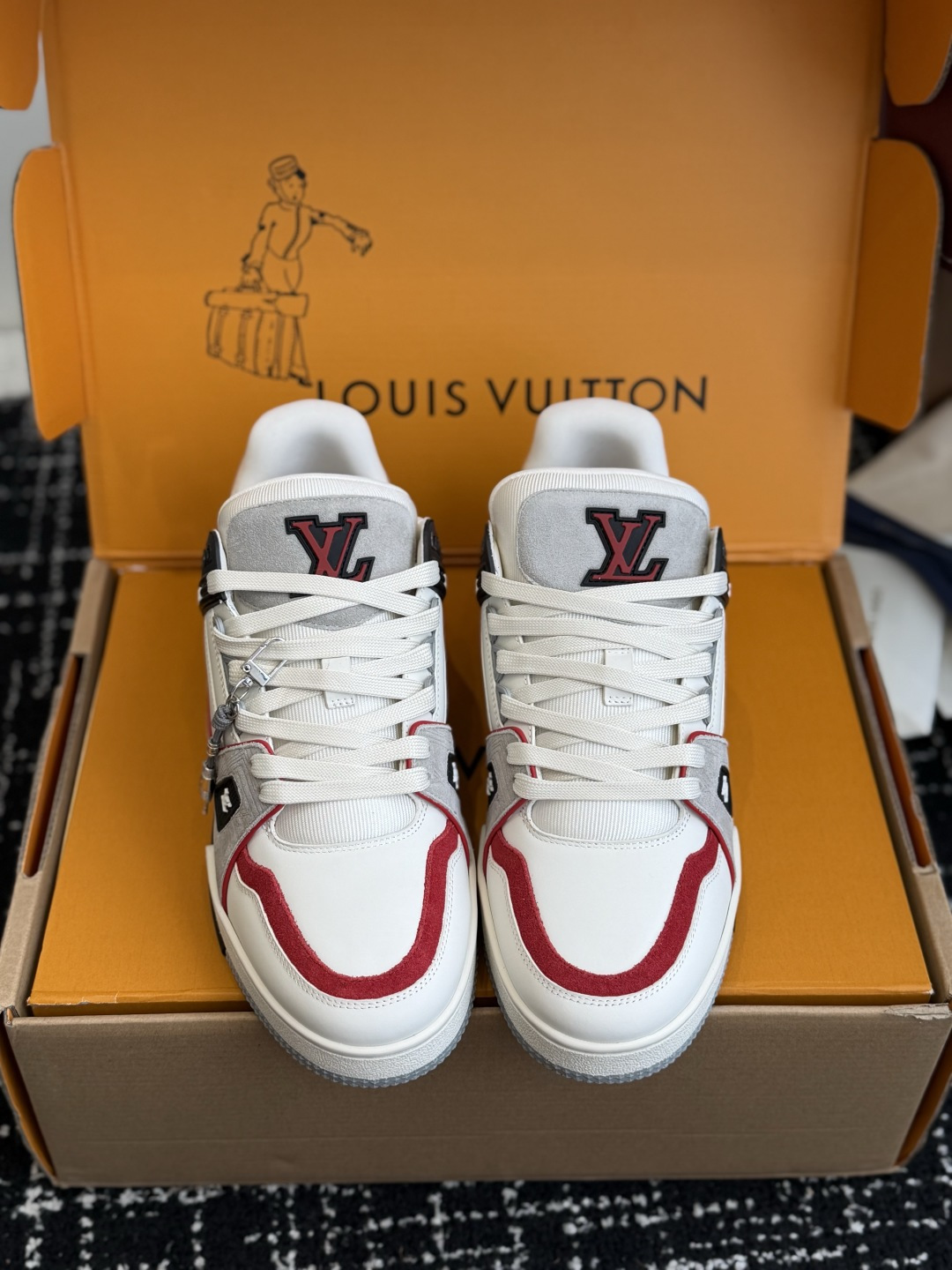 东莞代购级 LOUIS VUITTON Trainer lv休闲鞋皮革 圆头系带 字母签名 低帮 板鞋 鸳鸯 男女同款 东莞代购级 LOUIS VUITTON Trainer lv休闲鞋皮革 圆头系带 字母签名 低帮 板鞋 鸳鸯 男女同款