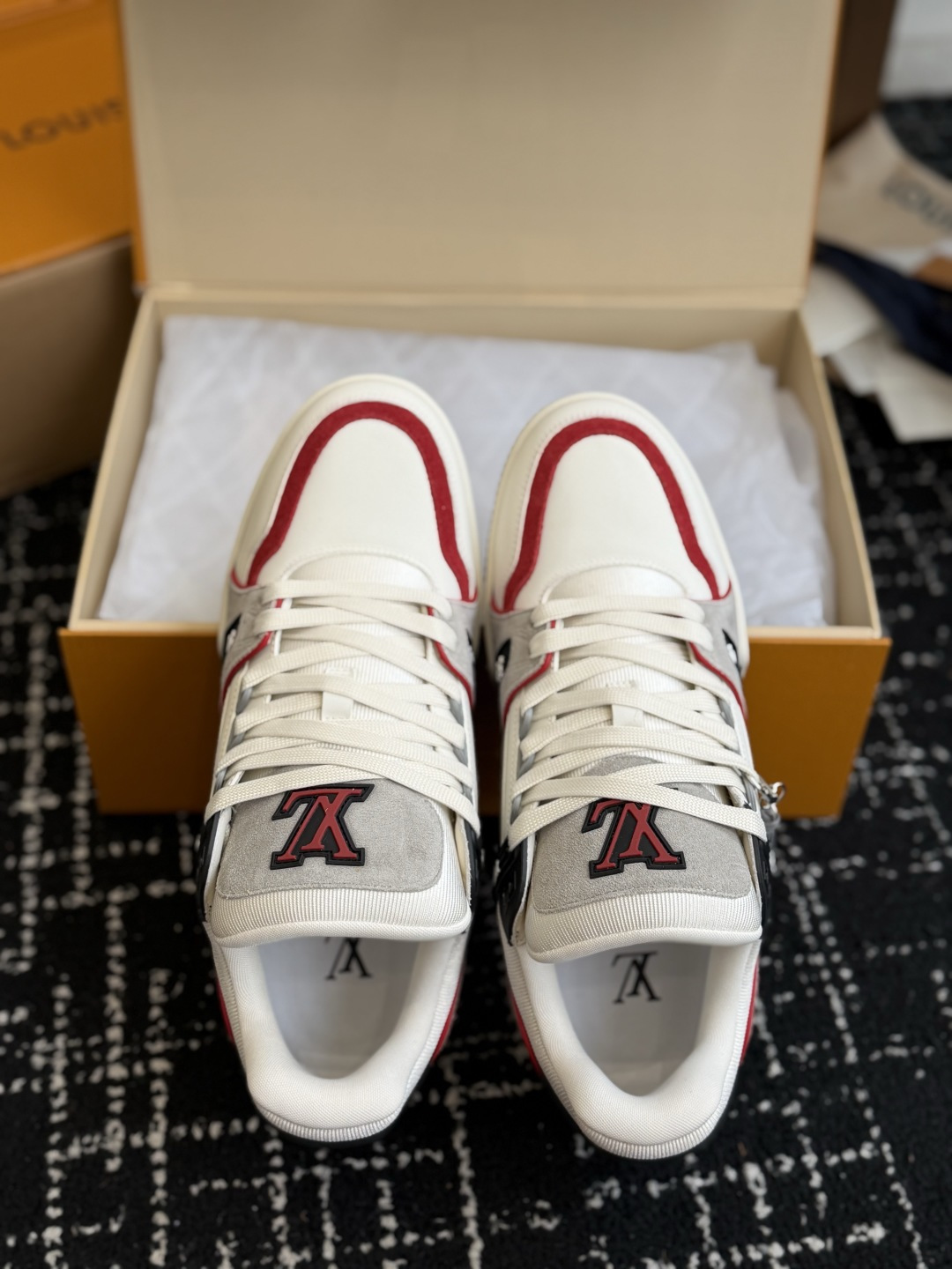 东莞代购级 LOUIS VUITTON Trainer lv休闲鞋皮革 圆头系带 字母签名 低帮 板鞋 鸳鸯 男女同款 东莞代购级 LOUIS VUITTON Trainer lv休闲鞋皮革 圆头系带 字母签名 低帮 板鞋 鸳鸯 男女同款