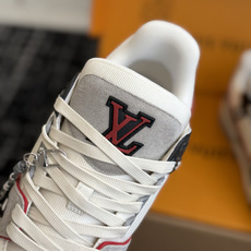东莞代购级 LOUIS VUITTON Trainer lv休闲鞋皮革 圆头系带 字母签名 低帮 板鞋 鸳鸯 男女同款 东莞代购级 LOUIS VUITTON Trainer lv休闲鞋皮革 圆头系带 字母签名 低帮 板鞋 鸳鸯 男女同款