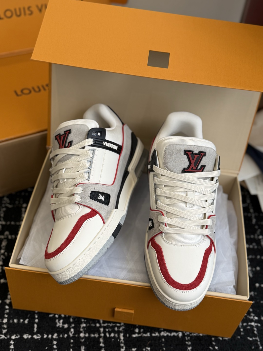 东莞代购级 LOUIS VUITTON Trainer lv休闲鞋皮革 圆头系带 字母签名 低帮 板鞋 鸳鸯 男女同款 东莞代购级 LOUIS VUITTON Trainer lv休闲鞋皮革 圆头系带 字母签名 低帮 板鞋 鸳鸯 男女同款