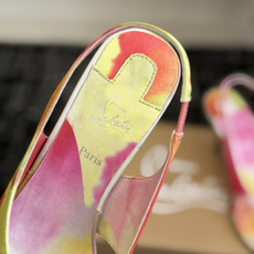 代购级 Christian Louboutin红底夹趾凉鞋 面料:真丝印花,质感细腻通透 标志性红底+细高跟设计,后绊带 代购级 Christian Louboutin红底夹趾凉鞋 面料:真丝印花,质感细腻通透 标志性红底+细高跟设计,后绊带