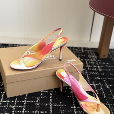 代购级 Christian Louboutin红底夹趾凉鞋 面料:真丝印花,质感细腻通透 标志性红底+细高跟设计,后绊带 代购级 Christian Louboutin红底夹趾凉鞋 面料:真丝印花,质感细腻通透 标志性红底+细高跟设计,后绊带