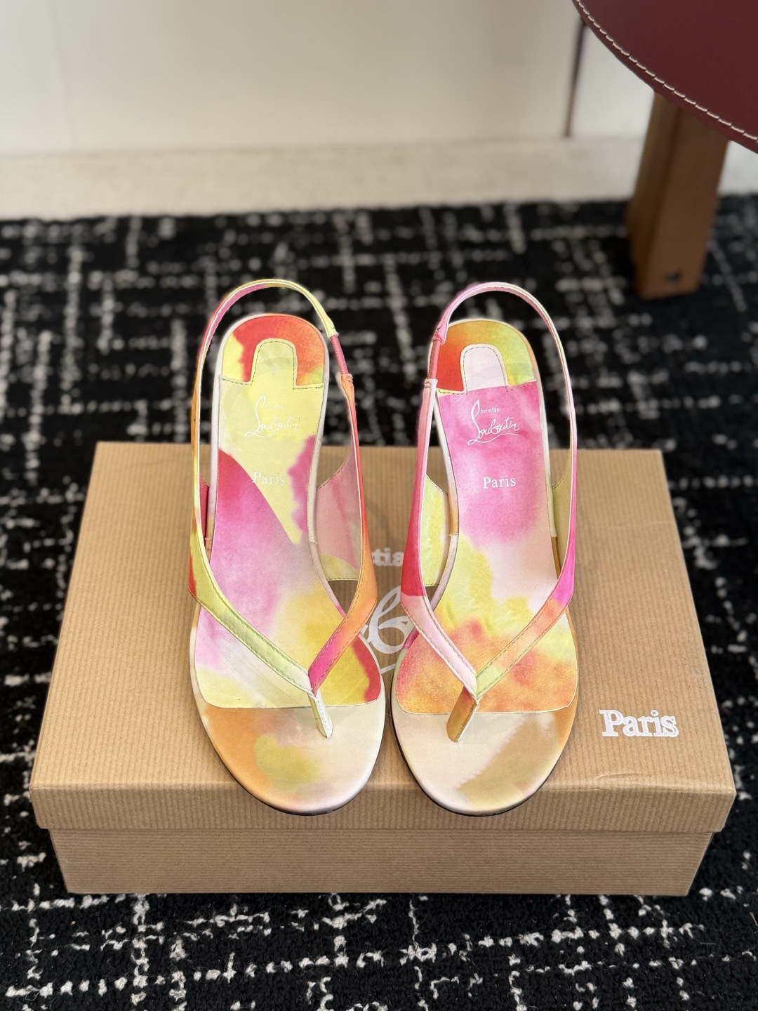代购级 Christian Louboutin红底夹趾凉鞋 面料:真丝印花,质感细腻通透 标志性红底+细高跟设计,后绊带 代购级 Christian Louboutin红底夹趾凉鞋 面料:真丝印花,质感细腻通透 标志性红底+细高跟设计,后绊带