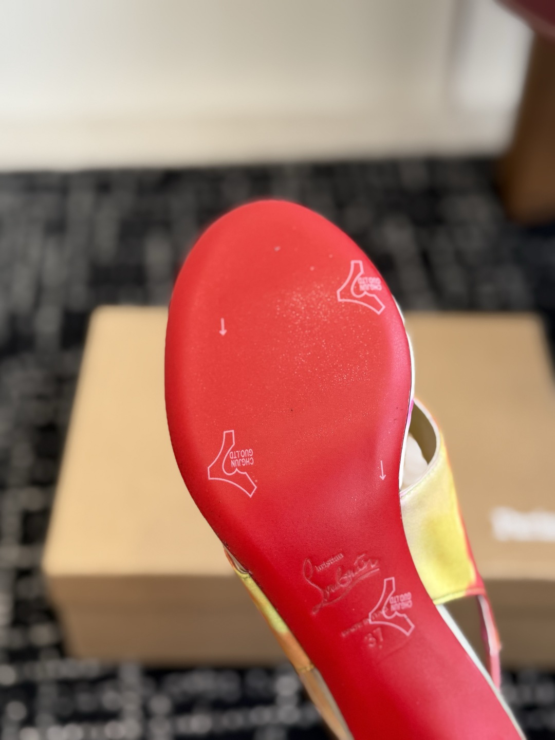 代购级 Christian Louboutin红底夹趾凉鞋 面料:真丝印花,质感细腻通透 标志性红底+细高跟设计,后绊带 代购级 Christian Louboutin红底夹趾凉鞋 面料:真丝印花,质感细腻通透 标志性红底+细高跟设计,后绊带