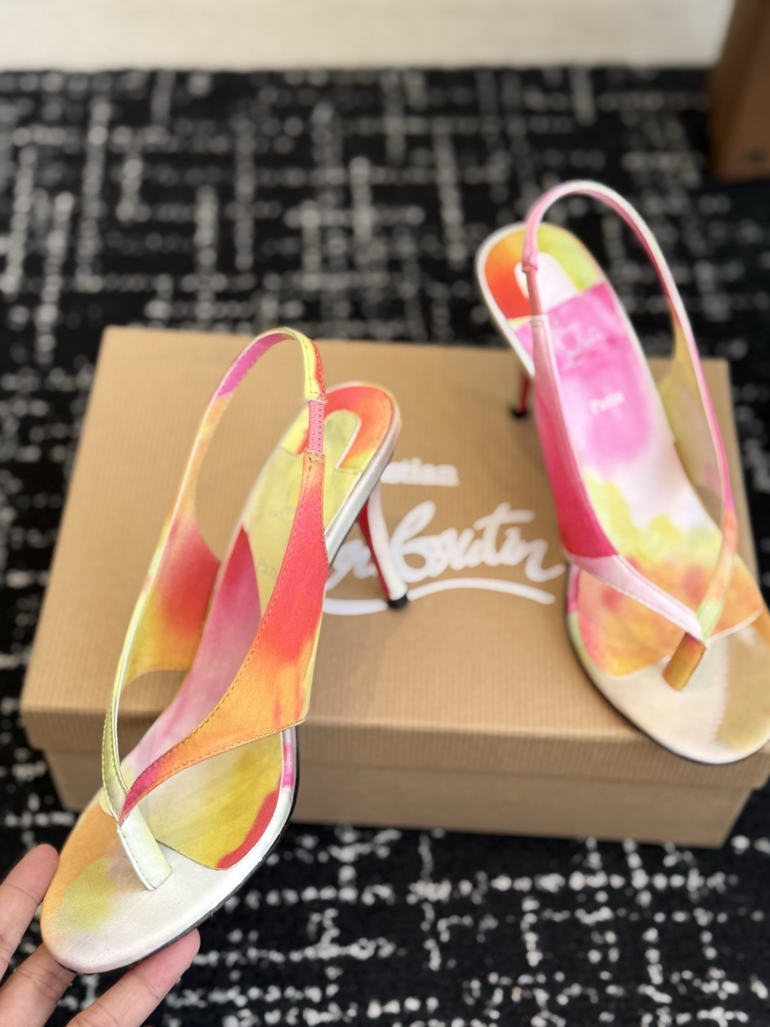 代购级 Christian Louboutin红底夹趾凉鞋 面料:真丝印花,质感细腻通透 标志性红底+细高跟设计,后绊带 代购级 Christian Louboutin红底夹趾凉鞋 面料:真丝印花,质感细腻通透 标志性红底+细高跟设计,后绊带