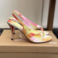 代购级 Christian Louboutin红底夹趾凉鞋 面料:真丝印花,质感细腻通透 标志性红底+细高跟设计,后绊带 代购级 Christian Louboutin红底夹趾凉鞋 面料:真丝印花,质感细腻通透 标志性红底+细高跟设计,后绊带