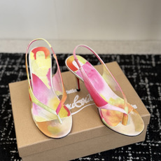 代购级 Christian Louboutin红底夹趾凉鞋 面料:真丝印花,质感细腻通透 标志性红底+细高跟设计,后绊带 代购级 Christian Louboutin红底夹趾凉鞋 面料:真丝印花,质感细腻通透 标志性红底+细高跟设计,后绊带