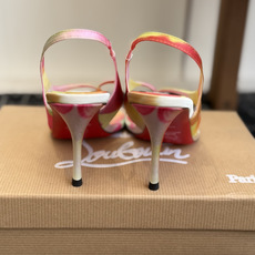 代购级 Christian Louboutin红底夹趾凉鞋 面料:真丝印花,质感细腻通透 标志性红底+细高跟设计,后绊带 代购级 Christian Louboutin红底夹趾凉鞋 面料:真丝印花,质感细腻通透 标志性红底+细高跟设计,后绊带