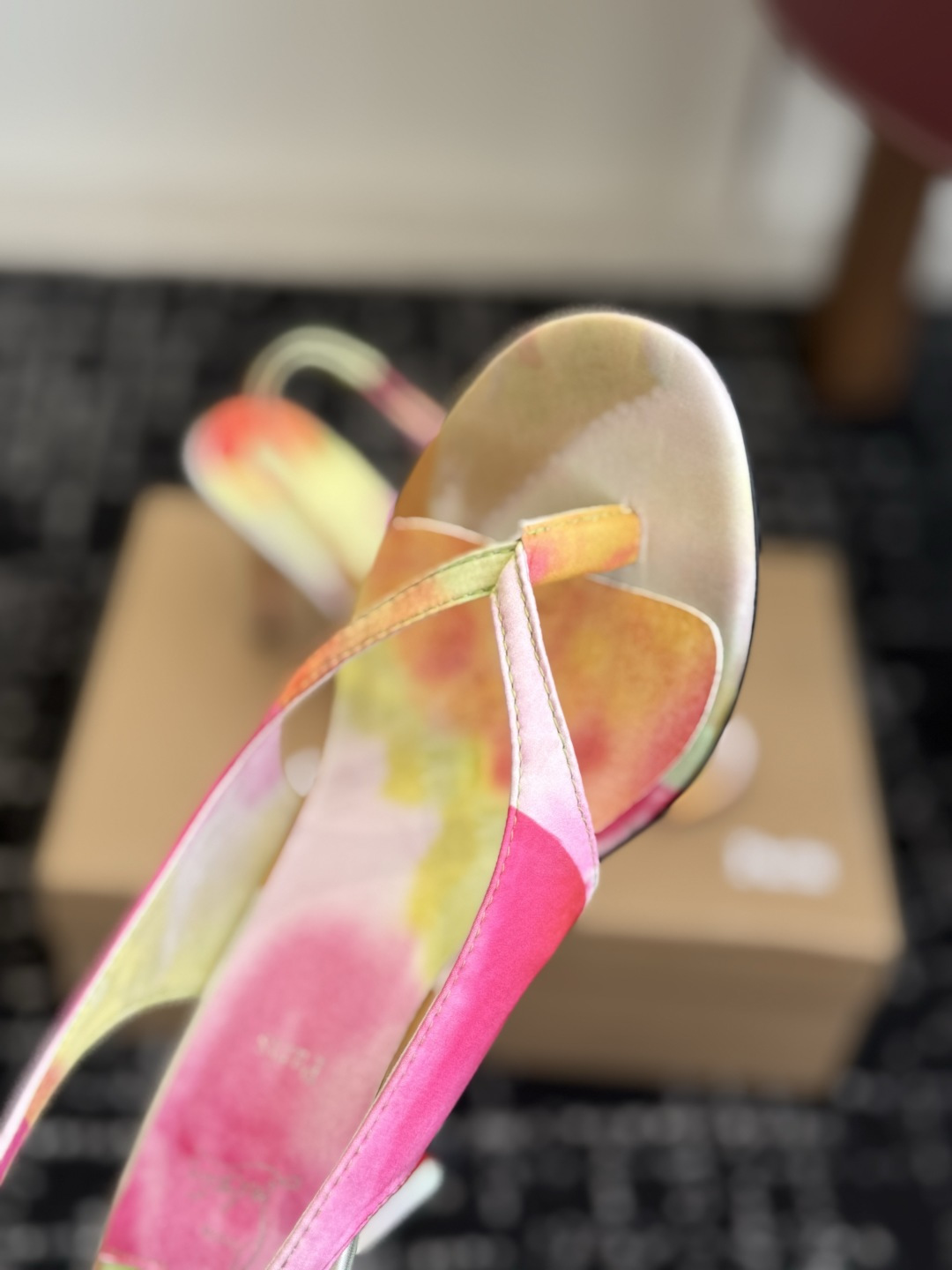 代购级 Christian Louboutin红底夹趾凉鞋 面料:真丝印花,质感细腻通透 标志性红底+细高跟设计,后绊带 代购级 Christian Louboutin红底夹趾凉鞋 面料:真丝印花,质感细腻通透 标志性红底+细高跟设计,后绊带