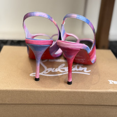 代购级 Christian Louboutin红底夹趾凉鞋 面料:真丝印花,质感细腻通透 标志性红底+细高跟设计,后绊带 代购级 Christian Louboutin红底夹趾凉鞋 面料:真丝印花,质感细腻通透 标志性红底+细高跟设计,后绊带