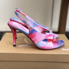 代购级 Christian Louboutin红底夹趾凉鞋 面料:真丝印花,质感细腻通透 标志性红底+细高跟设计,后绊带 代购级 Christian Louboutin红底夹趾凉鞋 面料:真丝印花,质感细腻通透 标志性红底+细高跟设计,后绊带