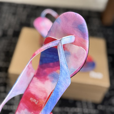 代购级 Christian Louboutin红底夹趾凉鞋 面料:真丝印花,质感细腻通透 标志性红底+细高跟设计,后绊带 代购级 Christian Louboutin红底夹趾凉鞋 面料:真丝印花,质感细腻通透 标志性红底+细高跟设计,后绊带
