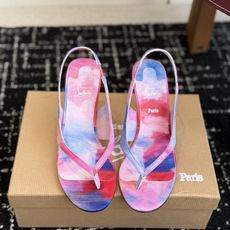 代购级 Christian Louboutin红底夹趾凉鞋 面料:真丝印花,质感细腻通透 标志性红底+细高跟设计,后绊带 代购级 Christian Louboutin红底夹趾凉鞋 面料:真丝印花,质感细腻通透 标志性红底+细高跟设计,后绊带