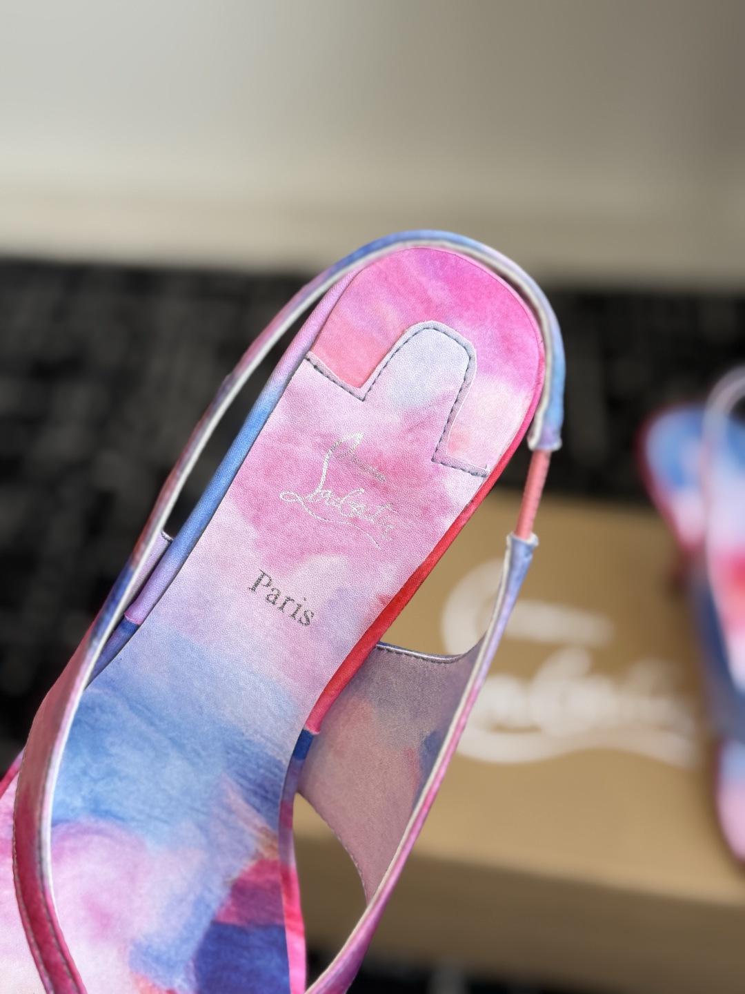 代购级 Christian Louboutin红底夹趾凉鞋 面料:真丝印花,质感细腻通透 标志性红底+细高跟设计,后绊带 代购级 Christian Louboutin红底夹趾凉鞋 面料:真丝印花,质感细腻通透 标志性红底+细高跟设计,后绊带