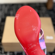 代购级 Christian Louboutin红底夹趾凉鞋 面料:真丝印花,质感细腻通透 标志性红底+细高跟设计,后绊带 代购级 Christian Louboutin红底夹趾凉鞋 面料:真丝印花,质感细腻通透 标志性红底+细高跟设计,后绊带