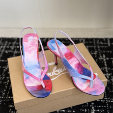 代购级 Christian Louboutin红底夹趾凉鞋 面料:真丝印花,质感细腻通透 标志性红底+细高跟设计,后绊带 代购级 Christian Louboutin红底夹趾凉鞋 面料:真丝印花,质感细腻通透 标志性红底+细高跟设计,后绊带