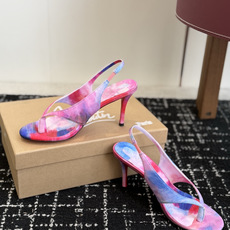 代购级 Christian Louboutin红底夹趾凉鞋 面料:真丝印花,质感细腻通透 标志性红底+细高跟设计,后绊带 代购级 Christian Louboutin红底夹趾凉鞋 面料:真丝印花,质感细腻通透 标志性红底+细高跟设计,后绊带