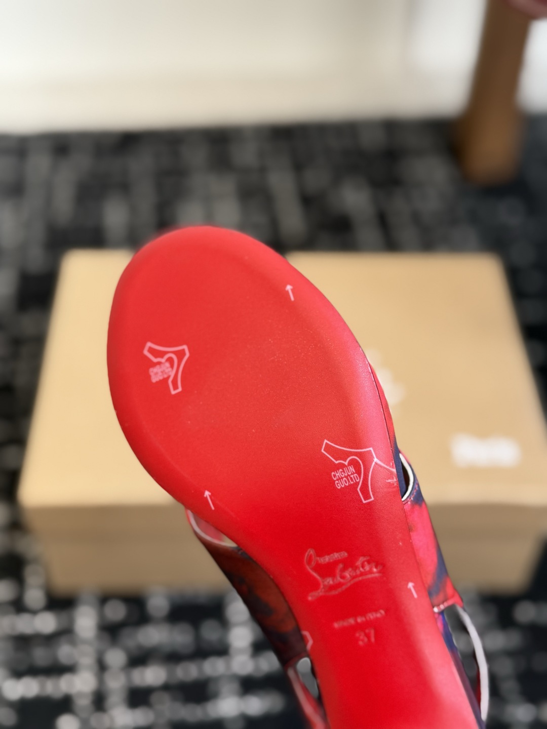 代购级 Christian Louboutin红底夹趾凉鞋 面料：真丝印花，质感细腻通透 标志性红底+细高跟设计，后绊带