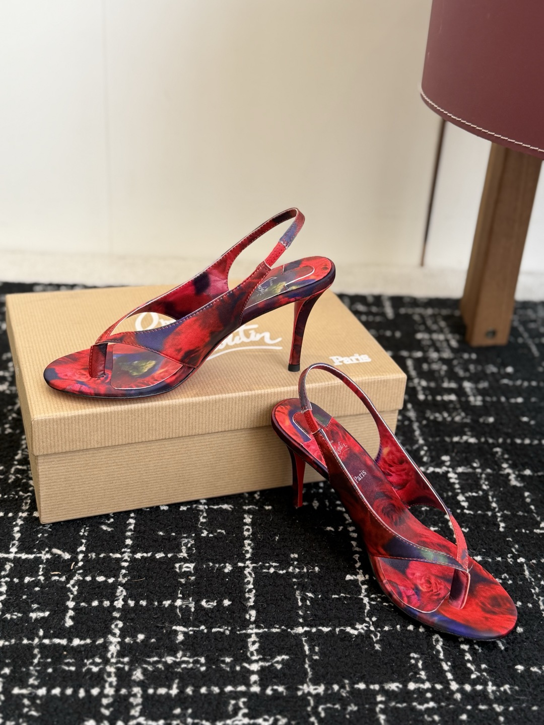 代购级 Christian Louboutin红底夹趾凉鞋 面料：真丝印花，质感细腻通透 标志性红底+细高跟设计，后绊带