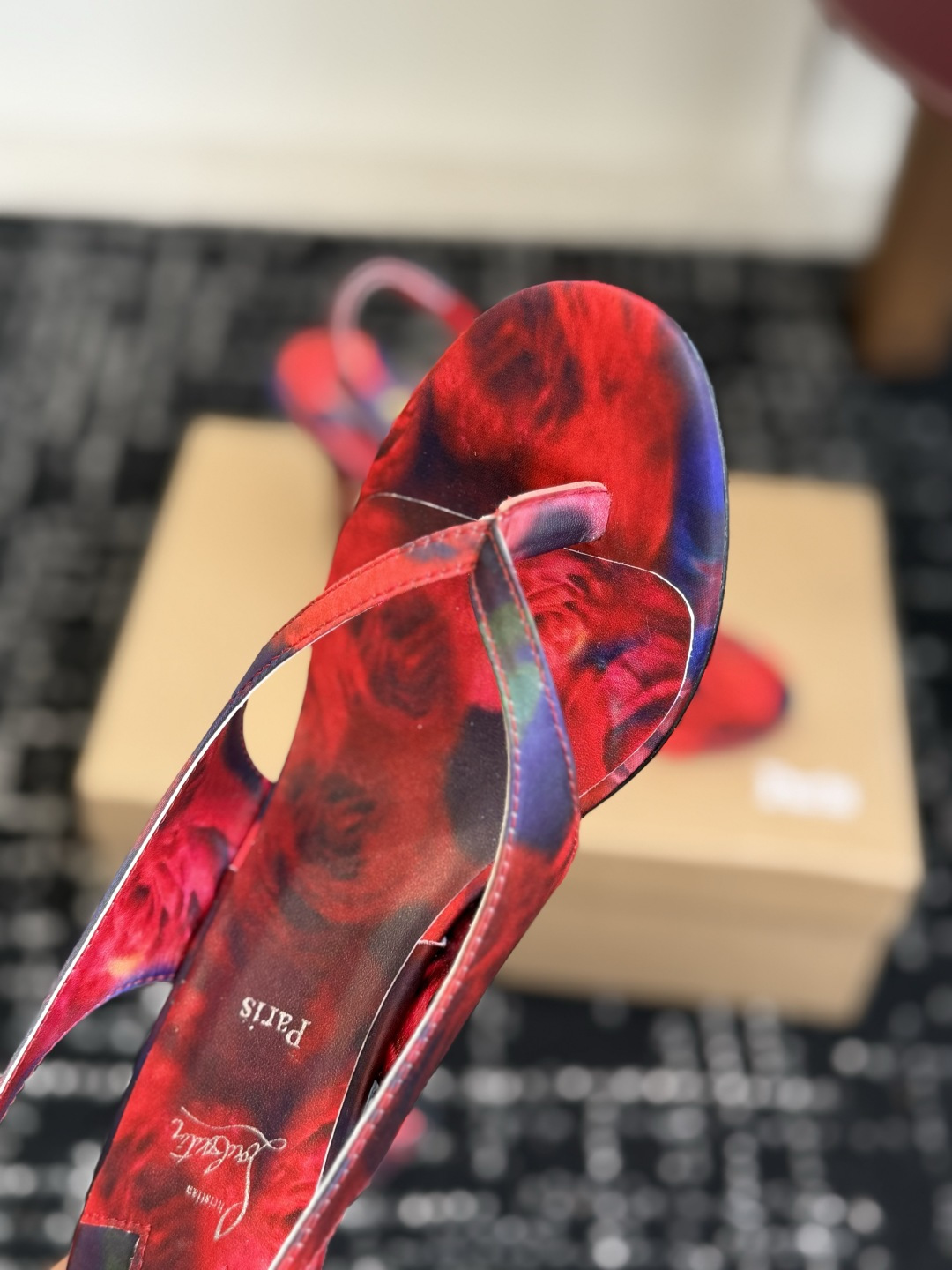 代购级 Christian Louboutin红底夹趾凉鞋 面料：真丝印花，质感细腻通透 标志性红底+细高跟设计，后绊带