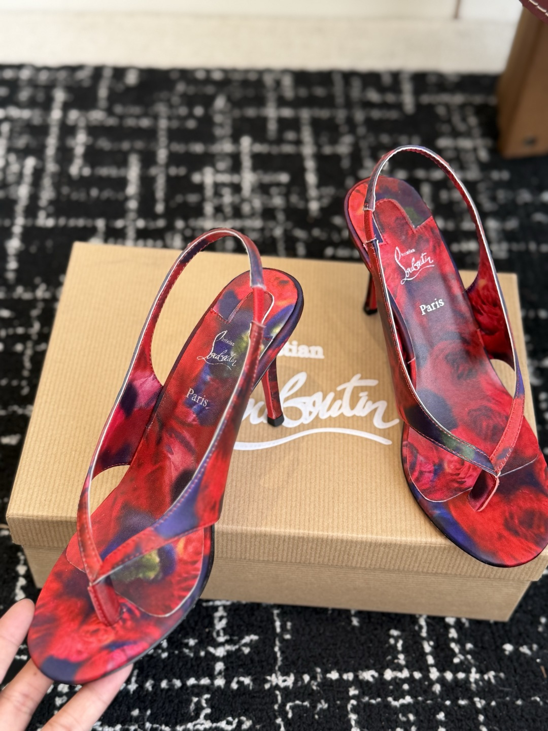 代购级 Christian Louboutin红底夹趾凉鞋 面料：真丝印花，质感细腻通透 标志性红底+细高跟设计，后绊带