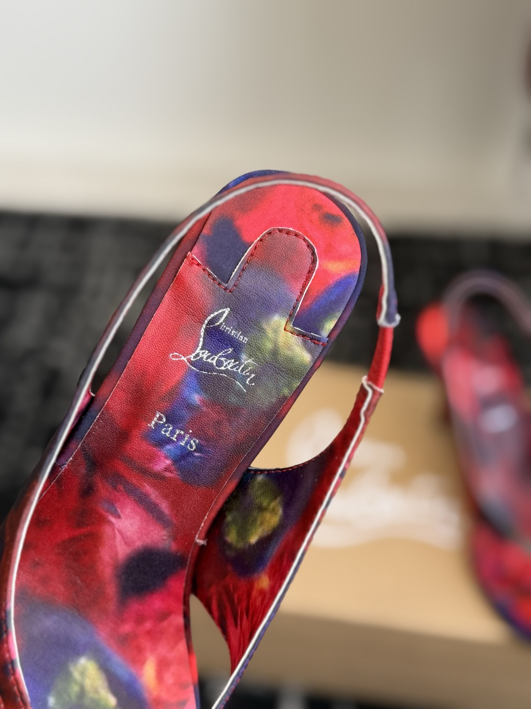 代购级 Christian Louboutin红底夹趾凉鞋 面料：真丝印花，质感细腻通透 标志性红底+细高跟设计，后绊带