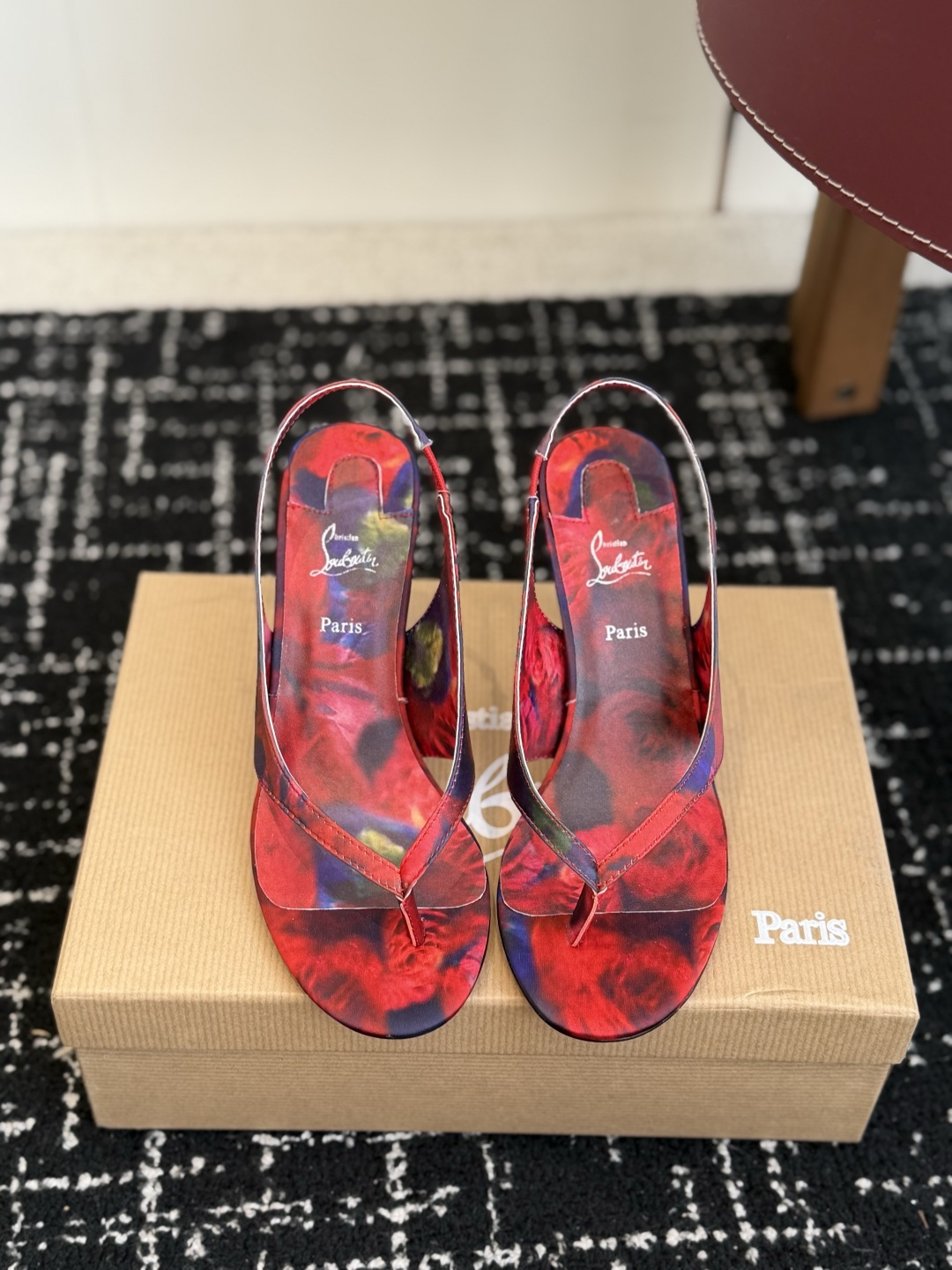 代购级 Christian Louboutin红底夹趾凉鞋 面料:真丝印花,质感细腻通透 标志性红底+细高跟设计,后绊带 代购级 Christian Louboutin红底夹趾凉鞋 面料:真丝印花,质感细腻通透 标志性红底+细高跟设计,后绊带