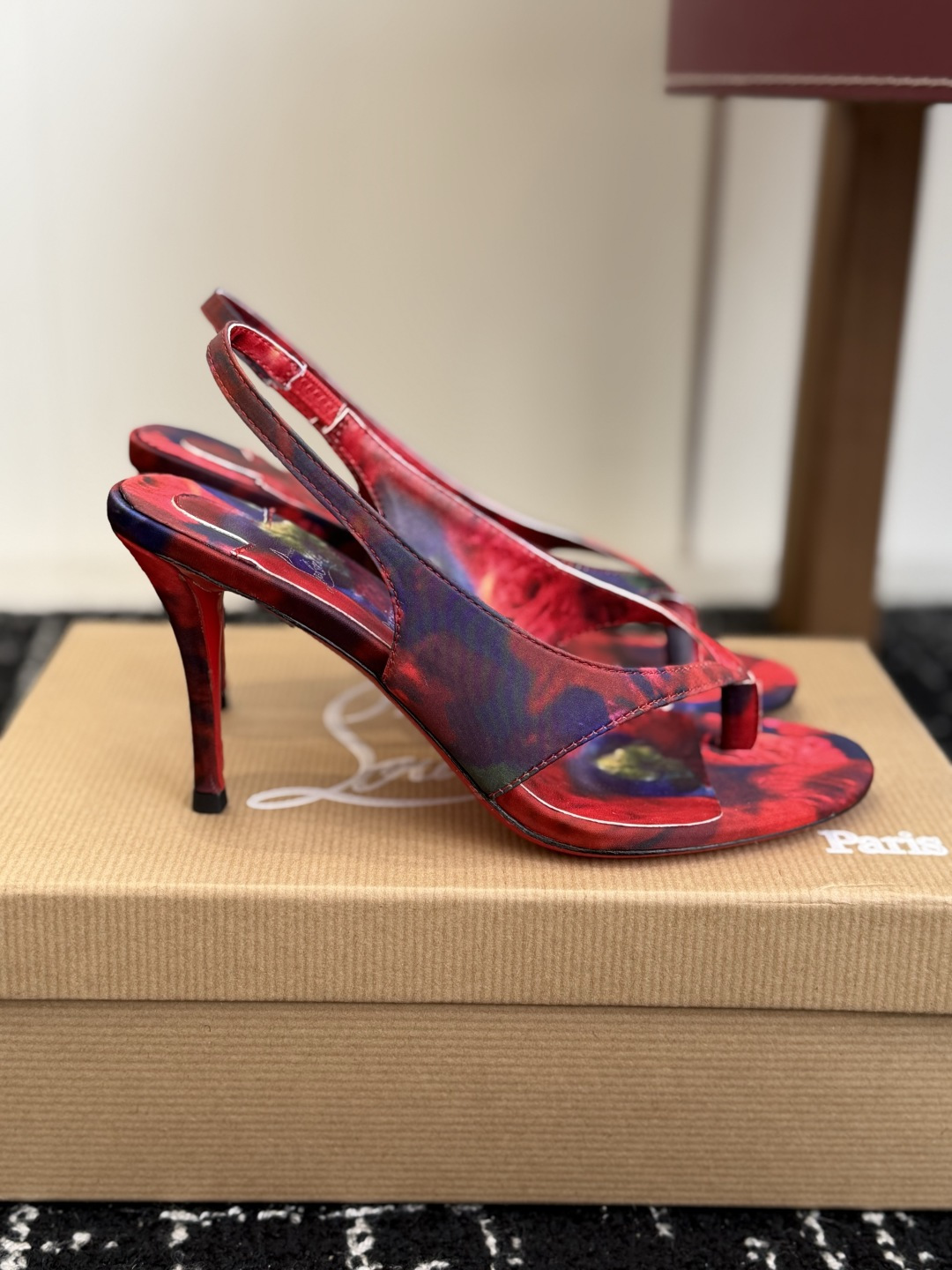 代购级 Christian Louboutin红底夹趾凉鞋 面料：真丝印花，质感细腻通透 标志性红底+细高跟设计，后绊带