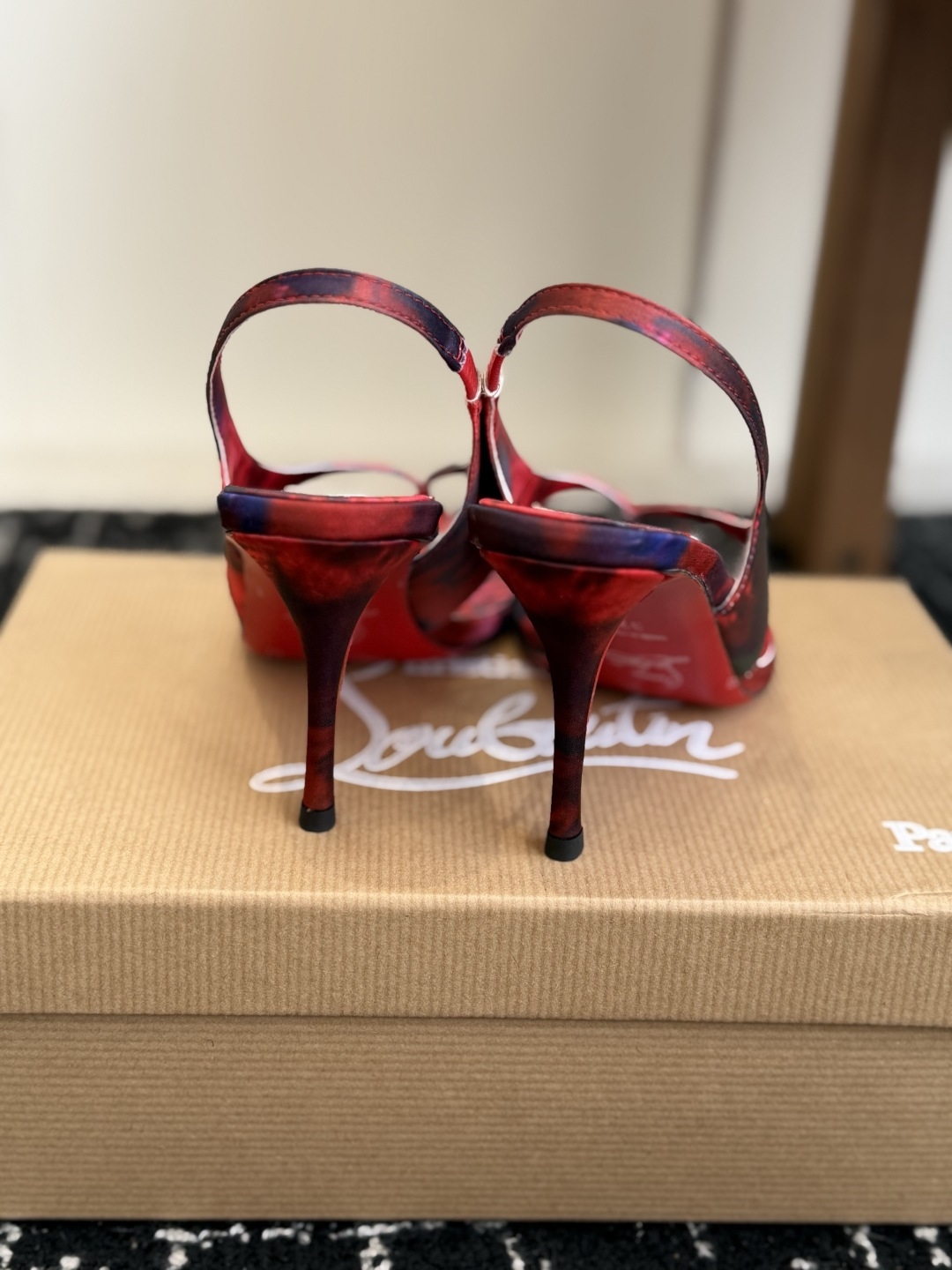 代购级 Christian Louboutin红底夹趾凉鞋 面料：真丝印花，质感细腻通透 标志性红底+细高跟设计，后绊带