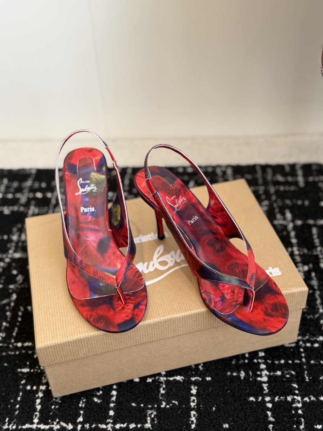代购级 Christian Louboutin红底夹趾凉鞋 面料：真丝印花，质感细腻通透 标志性红底+细高跟设计，后绊带