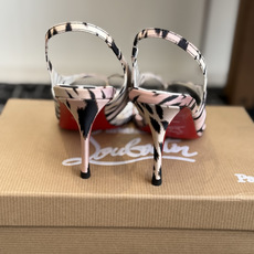 代购级 Christian Louboutin红底夹趾凉鞋 面料:真丝印花,质感细腻通透 标志性红底+细高跟设计,后绊带 代购级 Christian Louboutin红底夹趾凉鞋 面料:真丝印花,质感细腻通透 标志性红底+细高跟设计,后绊带