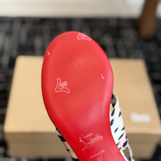 代购级 Christian Louboutin红底夹趾凉鞋 面料:真丝印花,质感细腻通透 标志性红底+细高跟设计,后绊带 代购级 Christian Louboutin红底夹趾凉鞋 面料:真丝印花,质感细腻通透 标志性红底+细高跟设计,后绊带